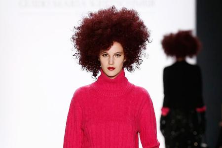 Guido Maria Kretschmer setzte in Berlin feminines Pink wirkungsvoll in Szene