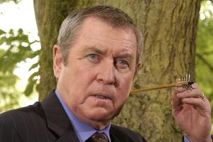 "Inspector Barnaby: Ganz in Rot": Noch nie ist Barnaby so knapp einem tödlichen Pfeil entkommen wie im Park von Bledlow