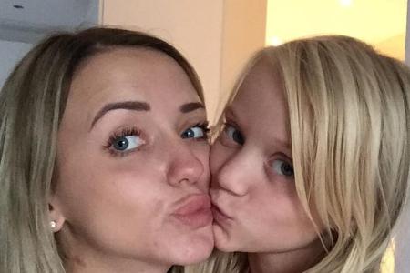 Cathy Lugner freut sich, ihre Tochter Leonie wieder zu sehen