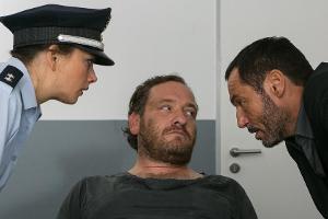 "Alles was zählt": Carmen hat sich als Polizistin ausgegeben, um direkt mit Kerber sprechen zu können