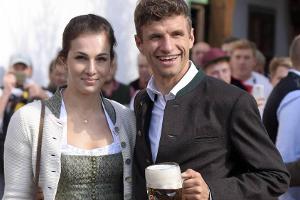 Fußball-Star Thomas Müller und Ehefrau Lisa wissen, wie man sich bei kühlen Temperaturen für das Oktoberfest stylt
