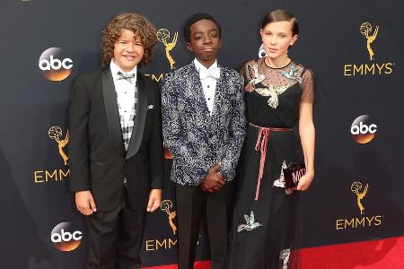 Mini-Fashionstars auf dem roten Teppich der Emmy-Verleihung: Gaten Matarazzo, Caleb McLaughlin und Millie Bobby Brown (von l...