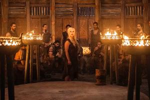 Emilia Clarke (Mitte) alias Daenerys Targaryen in der sechsten Staffel von "Game of Thrones"