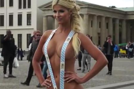 Micaela Schäfer braucht nicht mehr als Hosenträger