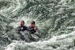 Jan Josef Liefers (l.) und Justus von Dohnányi kämpfen gegen die Fluten