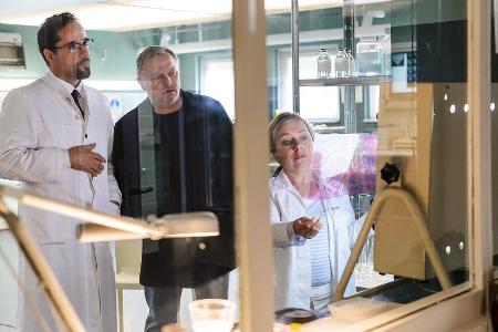 In der Rechtsmedizin: Prof. Karl Friedrich Boerne (Jan Josef Liefers, l.), Frank Thiel (Axel Prahl, Mitte) und Silke Haller ...