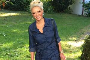 Hochgekrempelte Ärmel und die geöffnete Knopfleiste verleihen dem Einteiler eine lässige Note