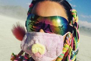 Inmitten von Hitze und Staub versprüht Katy Perry mit ihren "Burning Man Braids" gute Laune