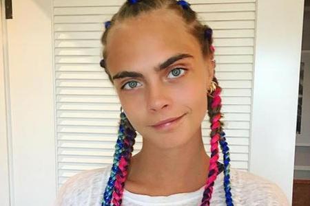 Auch Cara Delevingne liebt die bunten Zöpfe