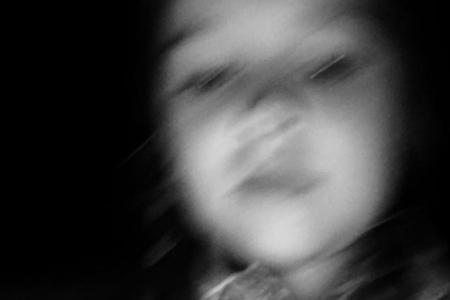 Harper Seven Beckham hat das Smartphone ihres älteren Bruders Brooklyn in die Finger bekommen