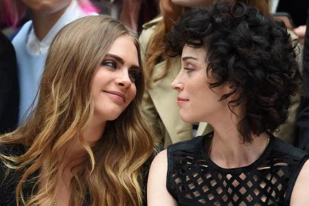 Cara Delevingne (l.) und ihre Freundin St. Vincent sollen sich getrennt haben