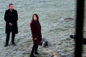 "Polizeiruf 110: Wölfe": Hanns von Meuffels (Matthias Brandt) und Constanze Hermann (Barbara Auer) bei der Spurensuche auf e...