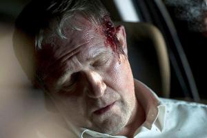 "Tatort: Unvergessen": Oberleutnant Moritz Eisner (Harald Krassnitzer) liegt mit einem Kopfschuss schwer verletzt in seinem ...