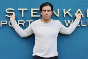 Francisco Medina spielt Maximilian von Altenburg