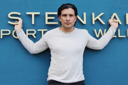 Francisco Medina spielt Maximilian von Altenburg