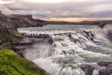 Berge, Vulkane, Wasser und einsame Landschaften wohin das Auge reicht. Der Thingvellir-Nationalpark auf Island ist ein echte...