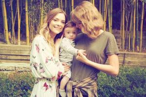 Jaime King (l.) mit Sohn Leo Thames und Patentante Taylor Swift