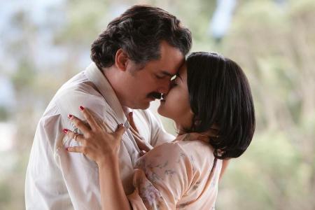 Wie lange kann Pablo Escobar (Wagner Moura, l.) der Polizei noch entkommen?