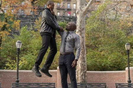 Mike Colter (r.) spielt Luke Cage - einen Superheld mit viel Kraft