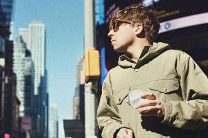 "Erkläre mir die Liebe": Auch auf seiner neuen Single hält Philipp Poisel Ausschau nach Antworten