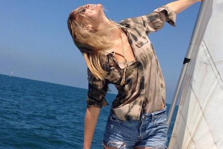 Refaeli scheint aber auch andere Hobbys zu haben. Auf dem Wasser fühlt sie sich sichtlich wohl.