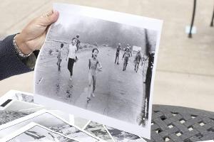 Fotograf Nick Út hält seine Aufnahme "Napalm-Mädchen" in der Hand - 1973 bekam er für dieses Foto den Pulitzer-Preis