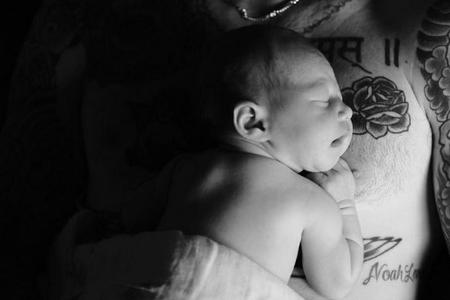 Rose auf Rose: Die kleine Dusty Rose schlummert auf Papa Adam Levine