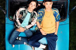 "Tschick" ist im Kino angelaufen: Maik (Tristan Göbel) und Tschick (Anand Batbileg) auf dem geklauten Lada