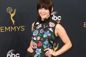 "Game of Thrones"-Star Maisie Williams trug bei den Emmy-Awards ein schwarzes Kleid mit Blumenstickerei