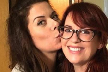 Megan Mullally (r.) alias Karen Walker ist kaum wiederzuerkennen