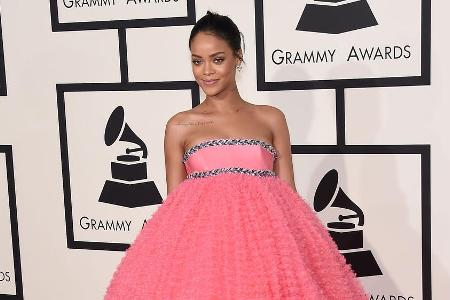 Dass Rihanna auf prachtvolle Kleider steht, hat sie schon oft auf den roten Teppichen dieser Welt bewiesen