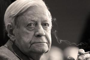 In der neuen Biografie "Helmut Schmidt - Die späten Jahre" (Siedler Verlag) befasst sich Autor Thomas Karlauf mit Schmidt in...