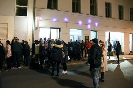 ...Unwesen treiben. Und das interessiert natürlich einige Leute brennend - so gesehen auch am Mittwoch vor der Galerie, vor ...