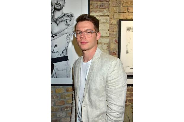 ...Bandkollege Georg Listing nich zweimal sagen und versprühte mit Hornbrille so viel künstlerischen Esprit, dass dagegen...