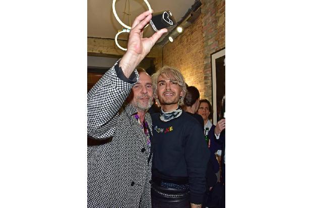 ...natürlich auch ein Foto mit dem Star des Abends gemacht. Da es zu einer Party aber eben mehr braucht, als ausgelassene St...