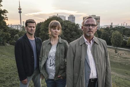 Die Kommissare Harald Neuhauser (Marcus Mittermeier, l.), Angelika Flierl (Bernadette Heerwagen, M.) und Ludwig Schaller (Al...