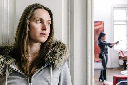 Die Prostituierte Victoria Oshchypko (Janina Rudenska, l.) wird von Mina Sandra Nomura 