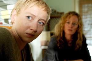 "Lotte Jäger und das tote Mädchen": Lotte Jäger (Silke Bodenbender, r.) befragt Sonja Platschek (Anna Maria Mühe), was damal...