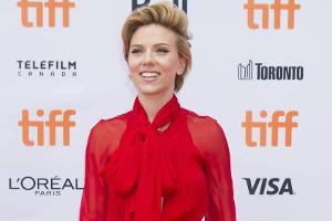 Scarlett Johansson weiß, wie man die Farbe Rot trägt