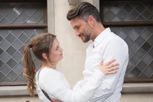 "Unter uns": Jule ist erleichtert, dass sich ihr Verhältnis zu Malte nach Caros Fremdgehen nicht verändert hat