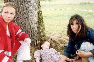 "Tatort: Schlaraffenland": Klara Blum (Eva Mattes, r.) untersucht den verkleideten kleinen Butz Peters (Rou Kuhfeld), der to...