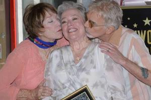 Kathy Bates (Mitte) wird von Shirley MacLaine und Billy Bob Thornton gebusselt