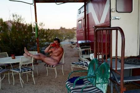 Josh Brolin genießt seinen Kaffee im Adamskostüm