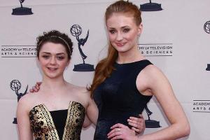 Maisie Williams (l.) und Sophie Turner sind auch privat eng befreundet