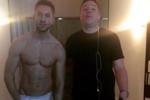 Calvin Harris (l.) gratuliert Mark Gillespie (r.) mit diesem Foto