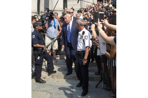 ...schleicht sich an sie heran, reißt den Zettel ab, nur um eine 9,99 freizulegen. Der Selbstdarsteller Trump dürfte das wen...