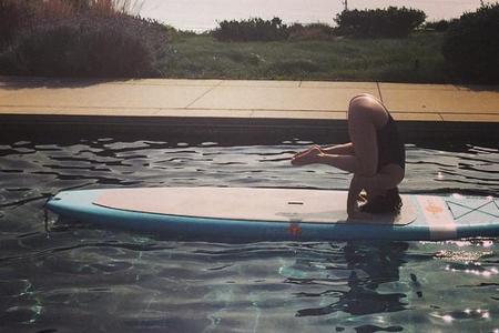 Auch Lady Gaga übt einen Kopfstand auf dem Wasser