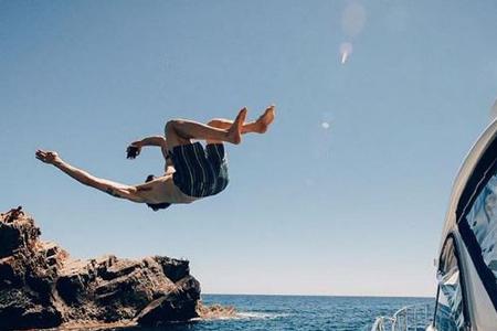 Faul in der Sonne liegen? Mit dem Boot rumschippern? Langweilig! Diese Stars brauchen Action! Sie genießen den Sommer auf di...