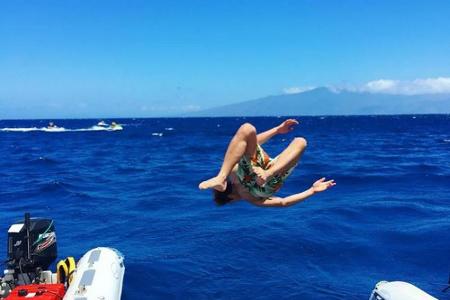 Der amerikanische Youtube-Star Cameron Dallas zeigt gekonnt einen Rückwärtssalto.