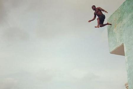 Mutig: Schauspieler Kevin Hart wagt den Sprung von ganz oben.